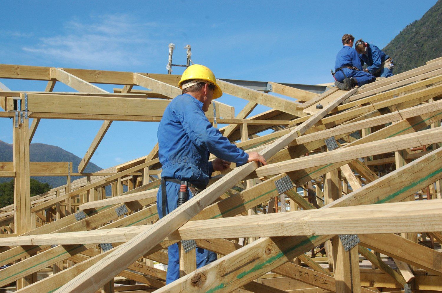 builders working