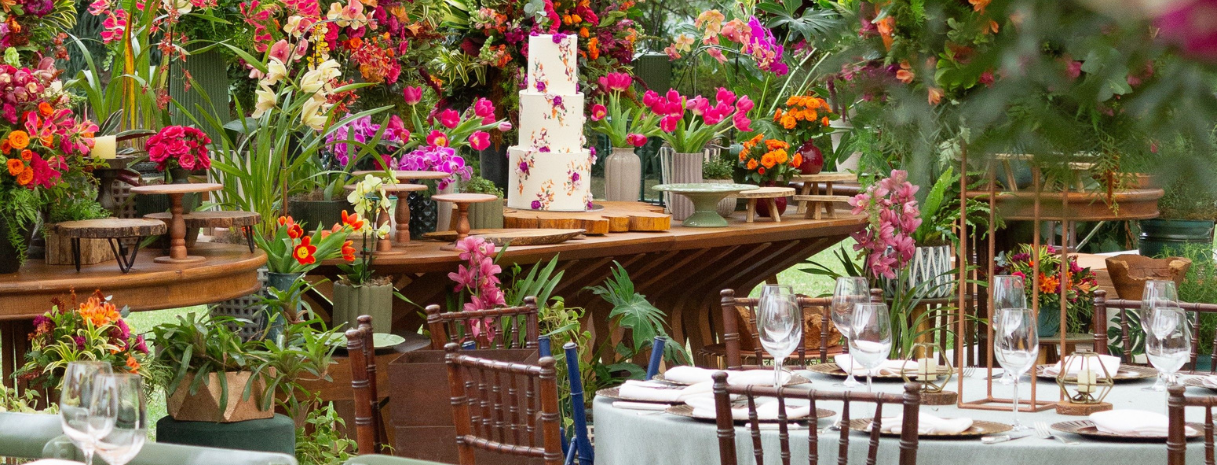 Wedding cake and wedding table decor