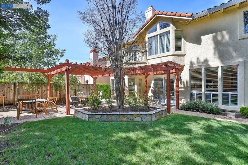 517 IRIS LANE