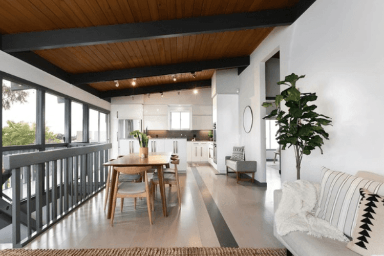 SOLD: 3930 De Longpre Ave