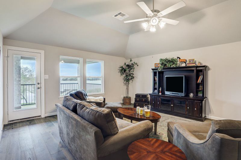 Lake Mija Village Pelicans Nest