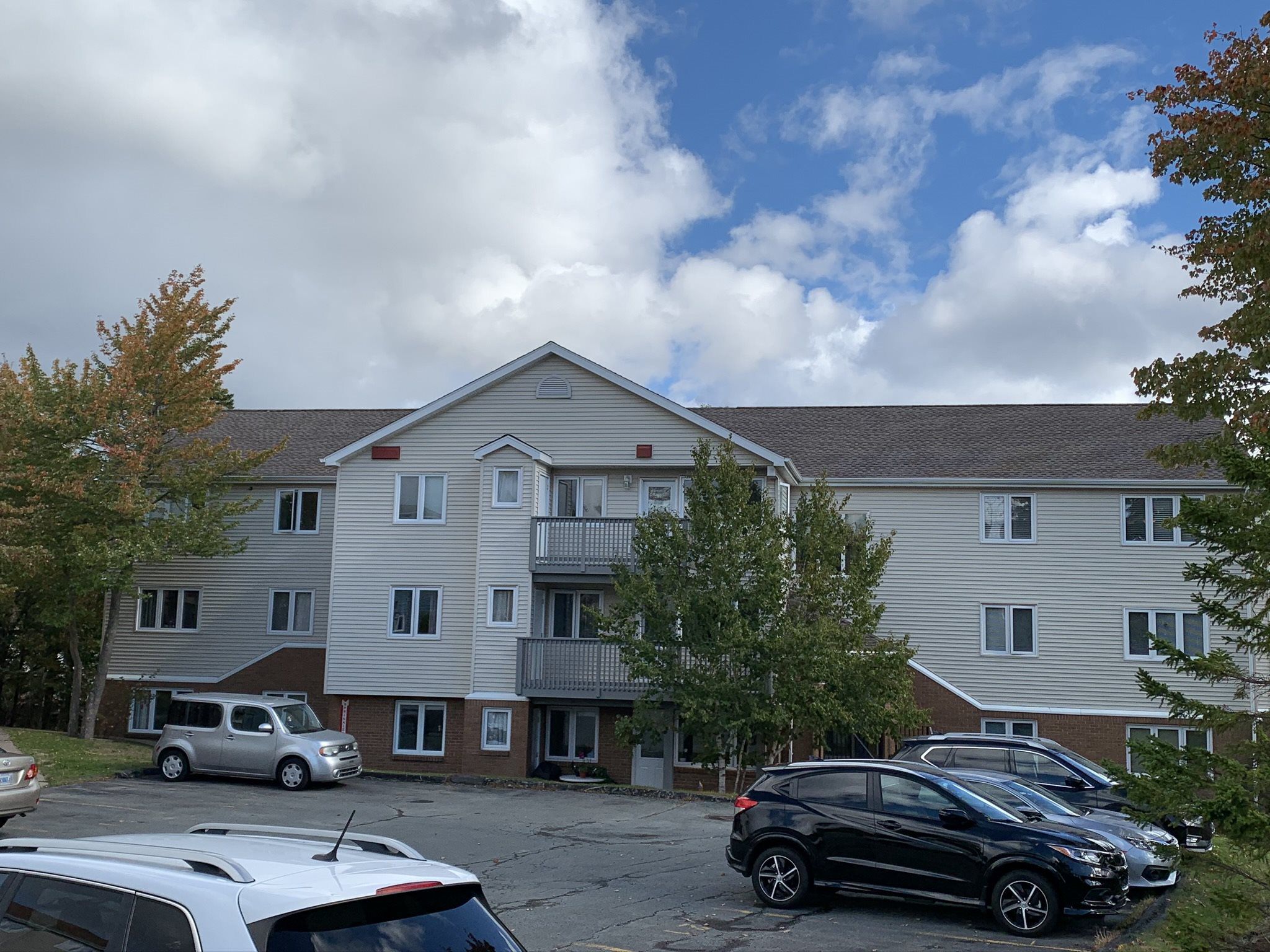 Large Multi Unit Complex, new roof installed by Roofworks using GAF Timberline HDZ Shingles
