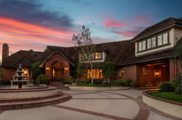 10906 Winnetka Avenue