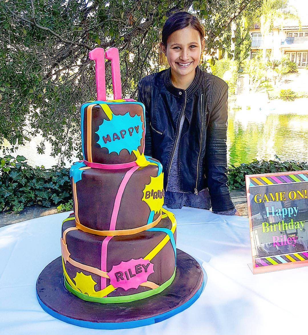 custom-erotic-cakes-doctor-virgin-pussy