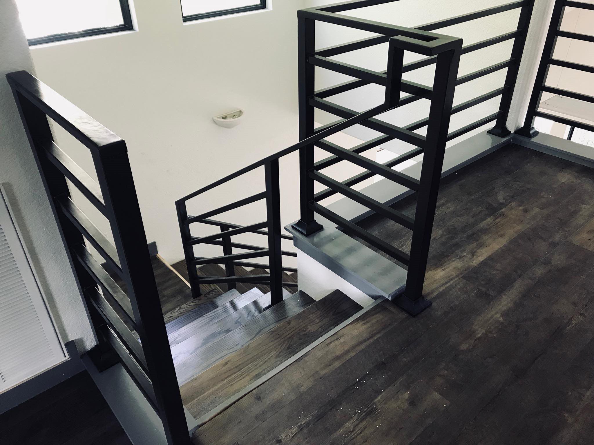 HORIZONTAL HANDRAIL FOR CUSTOM HOMES