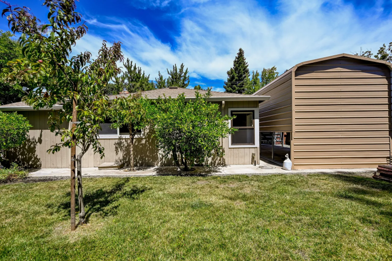 2175 WHYTE PARK AVE 4