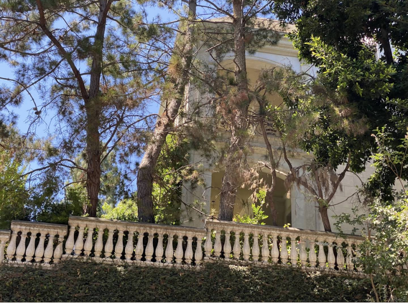 Celebrity Mansion in the Beverly Hills
This iconic estate is one of the most famous celebrity homes in Los Angeles, tucked into the lush hills of Beverly Hills. Guests on our Hollywood tour often recongnize this historic location from movies and TV s