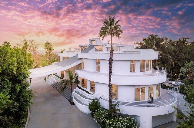  10829 Winnetka Avenue