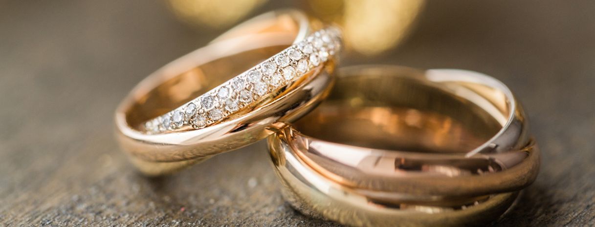 Close-up of elegant gold wedding rings — expert 2026 Philadelphia wedding budgeting guide by Weddings & Events by K’Mich.