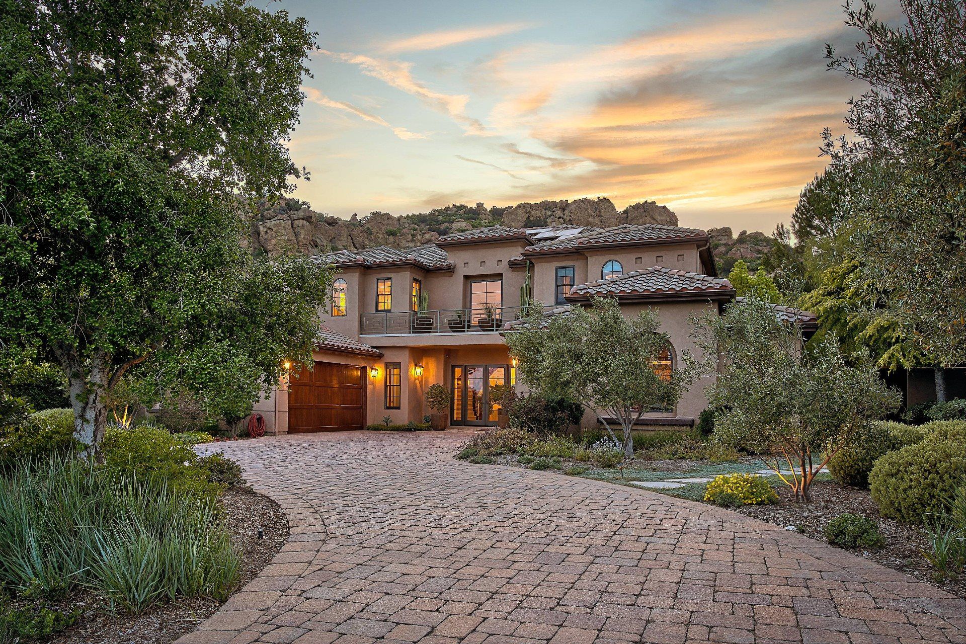 Spectacular Indian Oaks Oasis